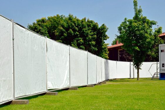 Fence tarp for mobile fence - application example